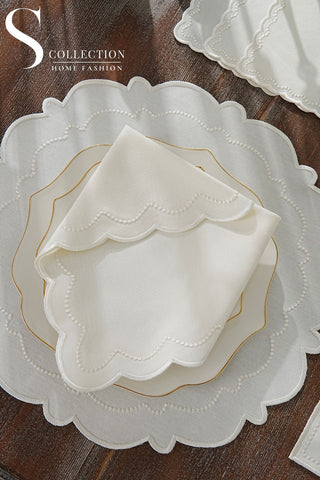 طقم مفارش سفرة - تصميم تانسي - تطريز اوف وايت - قماش مقاوم للماء - ٦ اشخاص - ٢٤ قطعة - طقم كامل