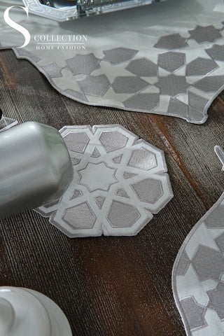 طقم مفارش سفرة كامل - تصميم قبة رمضان - مع منديل سلة الخبز ورانر - تطريز فضى - ٦ أشخاص - ٢٦ قطعة