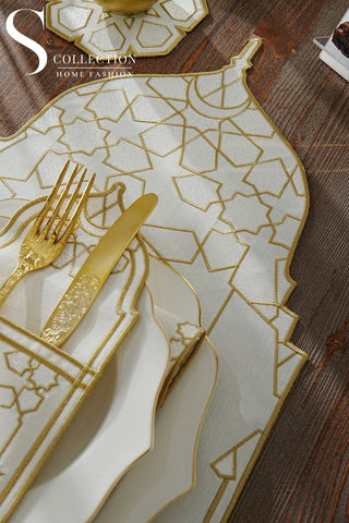 طقم مفارش سفرة - بتصميم قبة رمضان - تطريز ذهبى واوف وايت -  قماش مقاوم للماء -  ٦ أشخاص - ٢٤ قطعة - طقم كامل