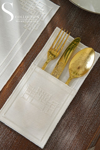 طقم مفارش سفرة - تصميم بيراميد - تطريز اوف وايت - قماش مقاوم للماء - ٦ اشخاص - ٢٤ قطعة - طقم كامل  