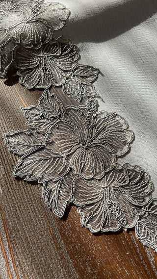 Zoya Design Runner - Linen Fabric - Silver Lace