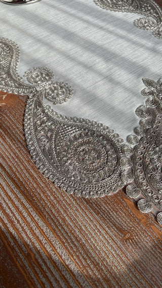 Bella Design Runner - Linen Fabric - Shine Platine Lace